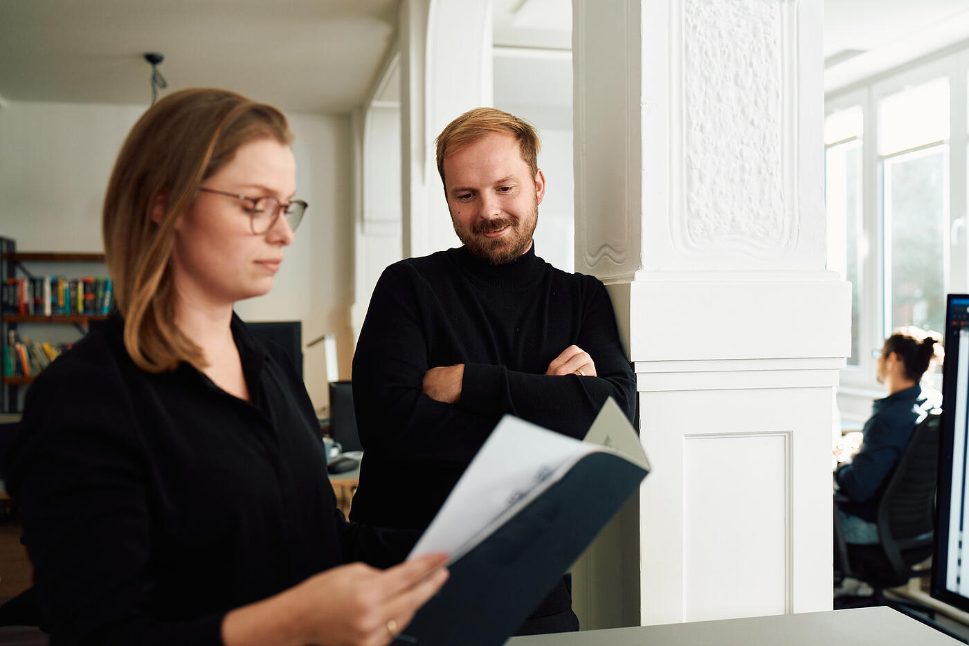 Zwei Personen aus dem Team von visuellverstehen in den lichtdurchfluteten Räumen der Agentur.