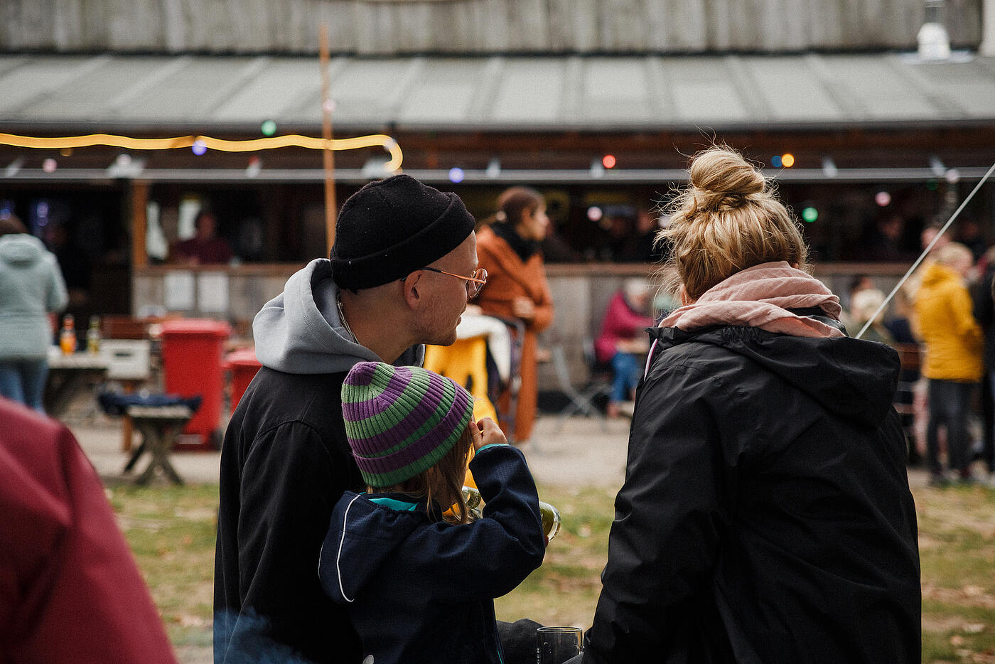 Ein Mitarbeiter von visuellverstehen und seine Familie auf dem Jubiläumsfest am Piratennest.