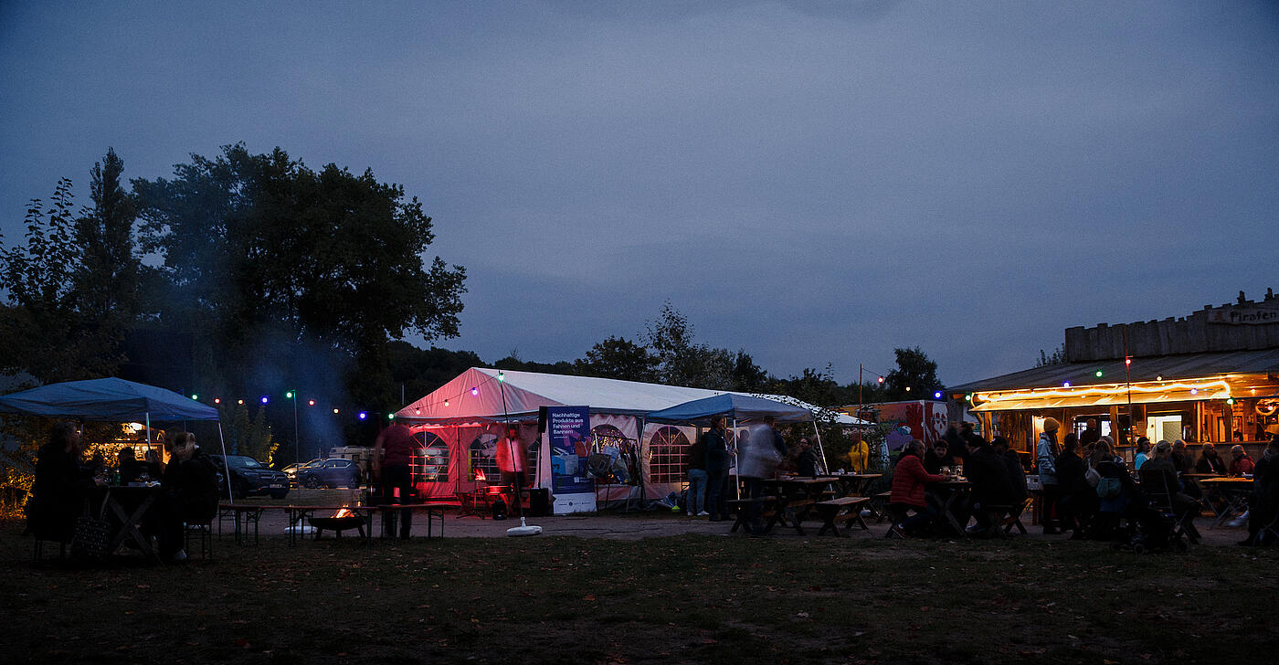 Das hell erleuchtete Flensburger Piratennest im Dunkeln.