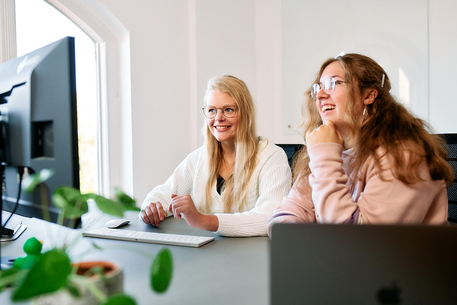 Zwei Entwicklerinnen aus dem visuellverstehen-Team vor dem Computer.