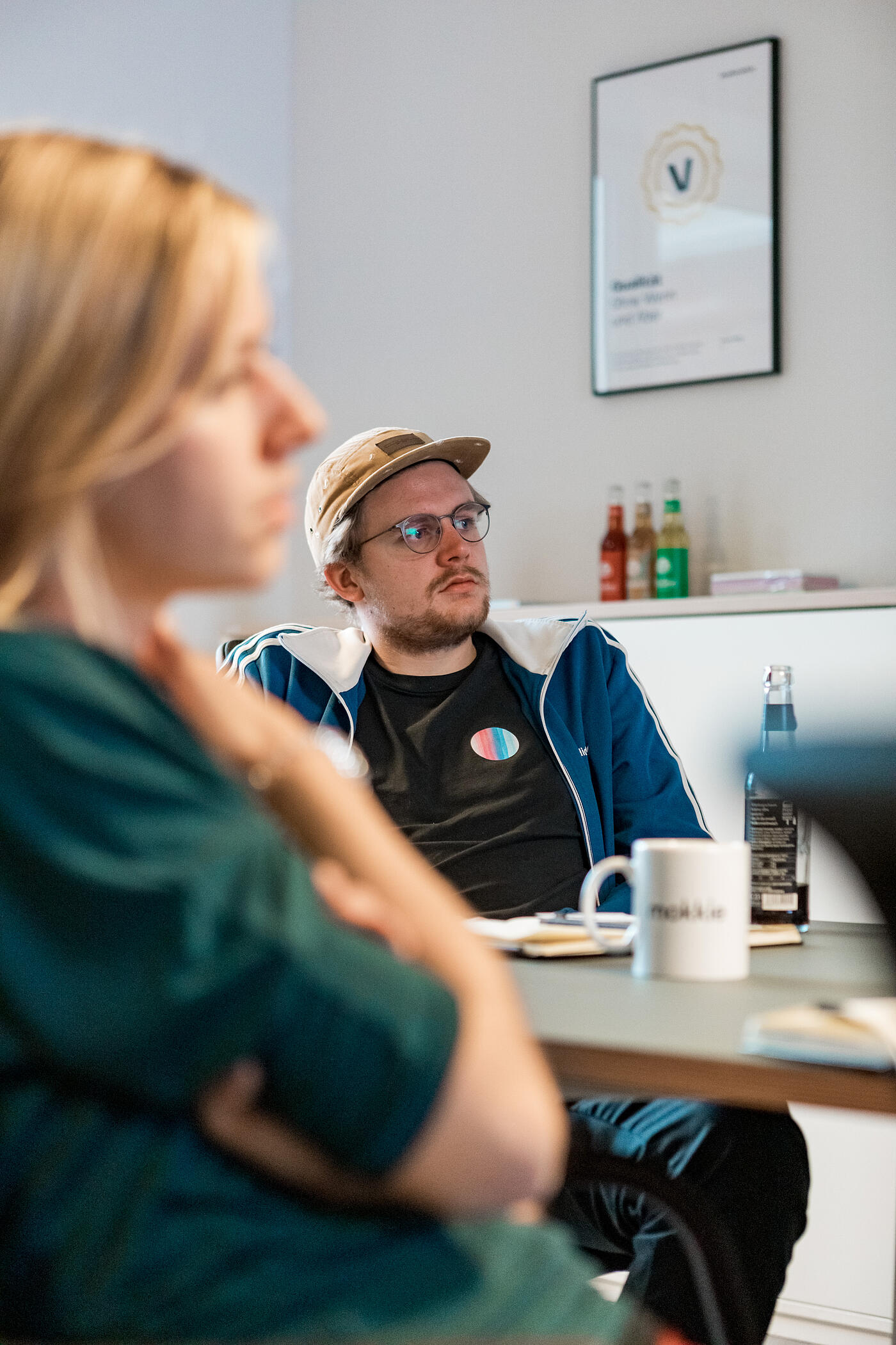 Zwei Mitarbeitende von visuellverstehen sitzen beim Open Friday an einem Tisch.