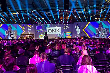 Lichtshow beim OMR-Festival 2019 in Hamburg: Der Veranstaltungsraum ist in blaue und pinke Lichter gehüllt.