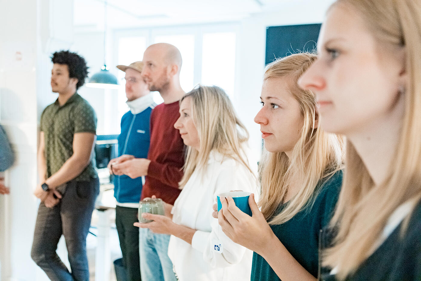 Mitarbeitende von visuellverstehen beim Open Friday in einem hellen Raum.