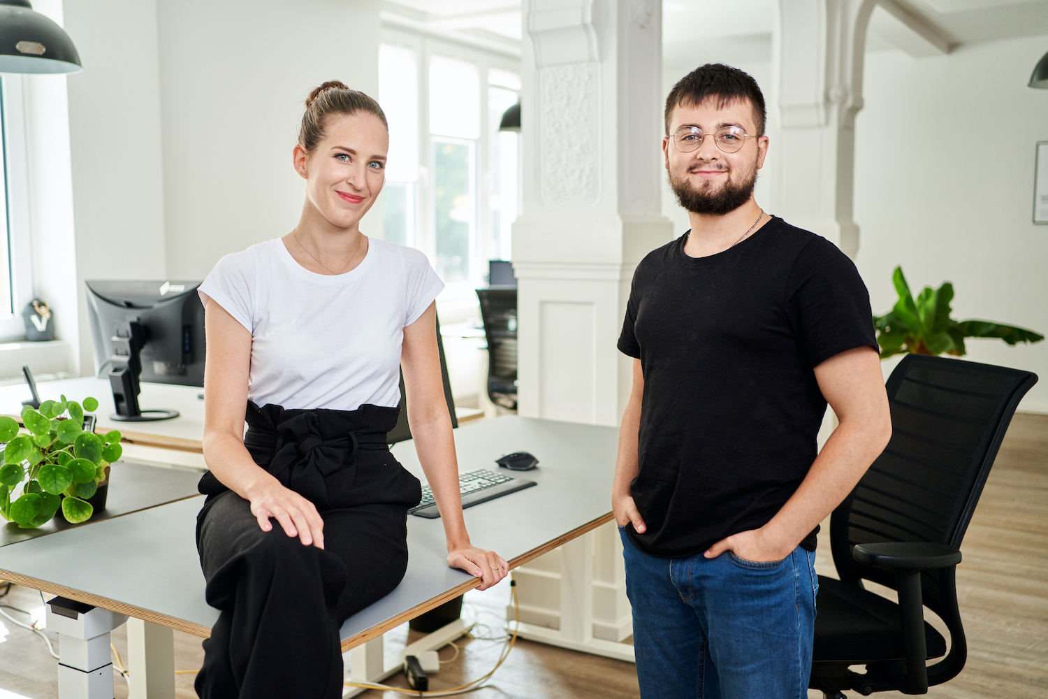 Zwei Teammitglieder von visuellverstehen in den modernen Büroräumen der Agentur.