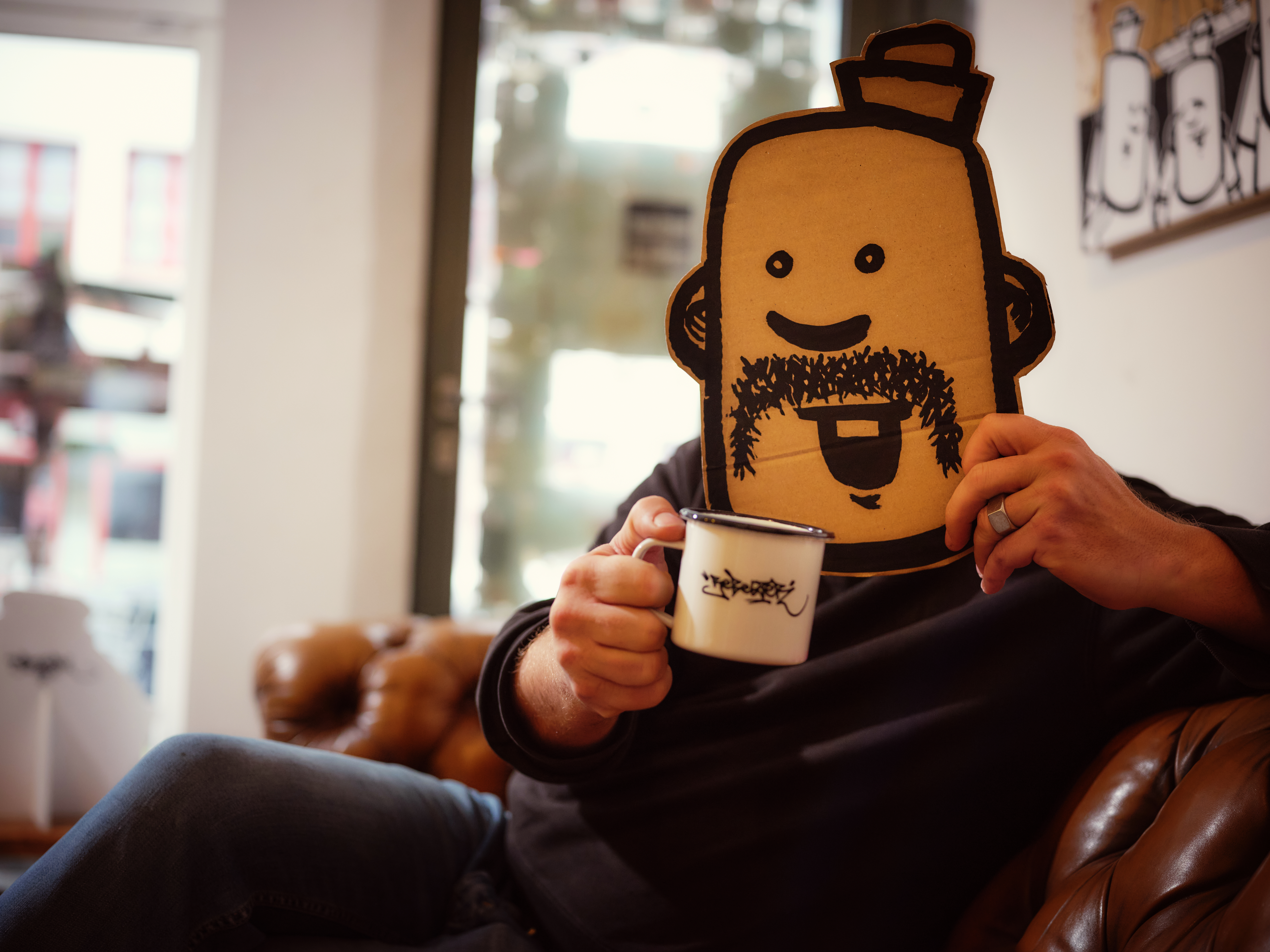 Hamburger Künstler Rebelzer mit Freak-Maske und Kaffee