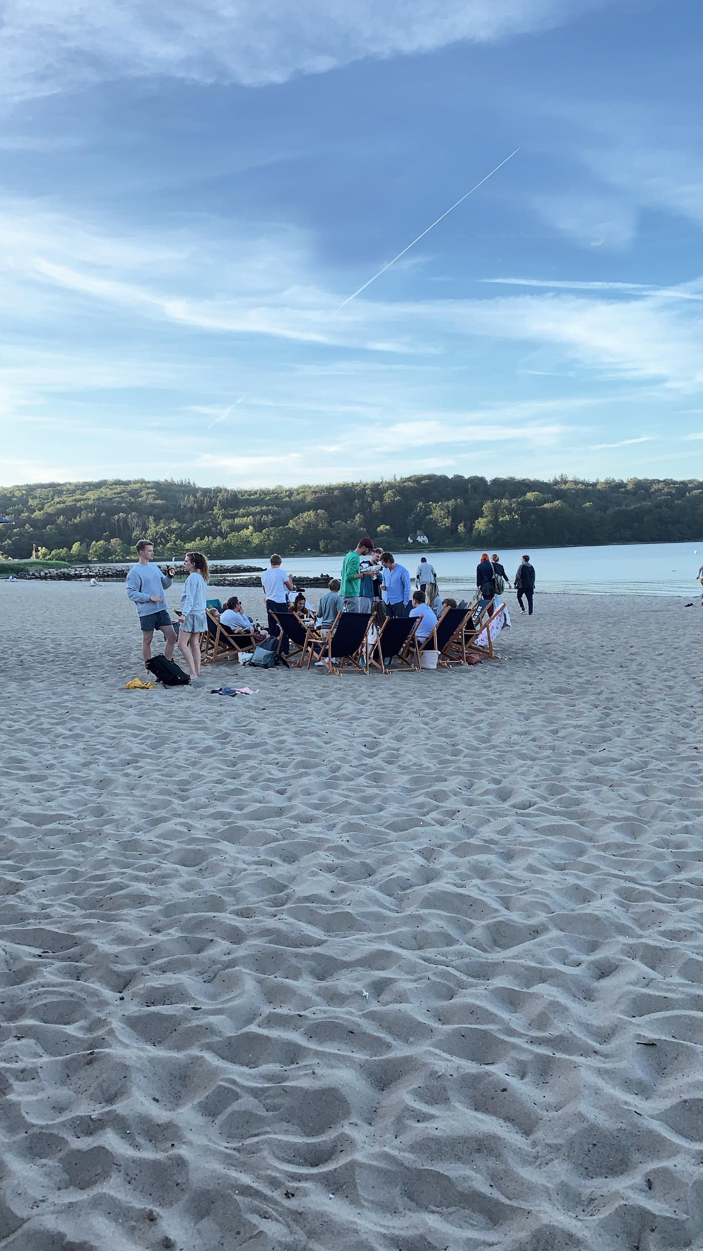 Beim vv-Sommerfest 2019 genießt das Team einen Tag am Strand Wassersleben, hier aus einiger Entfernung mit Blick aufs Wasser fotografiert.