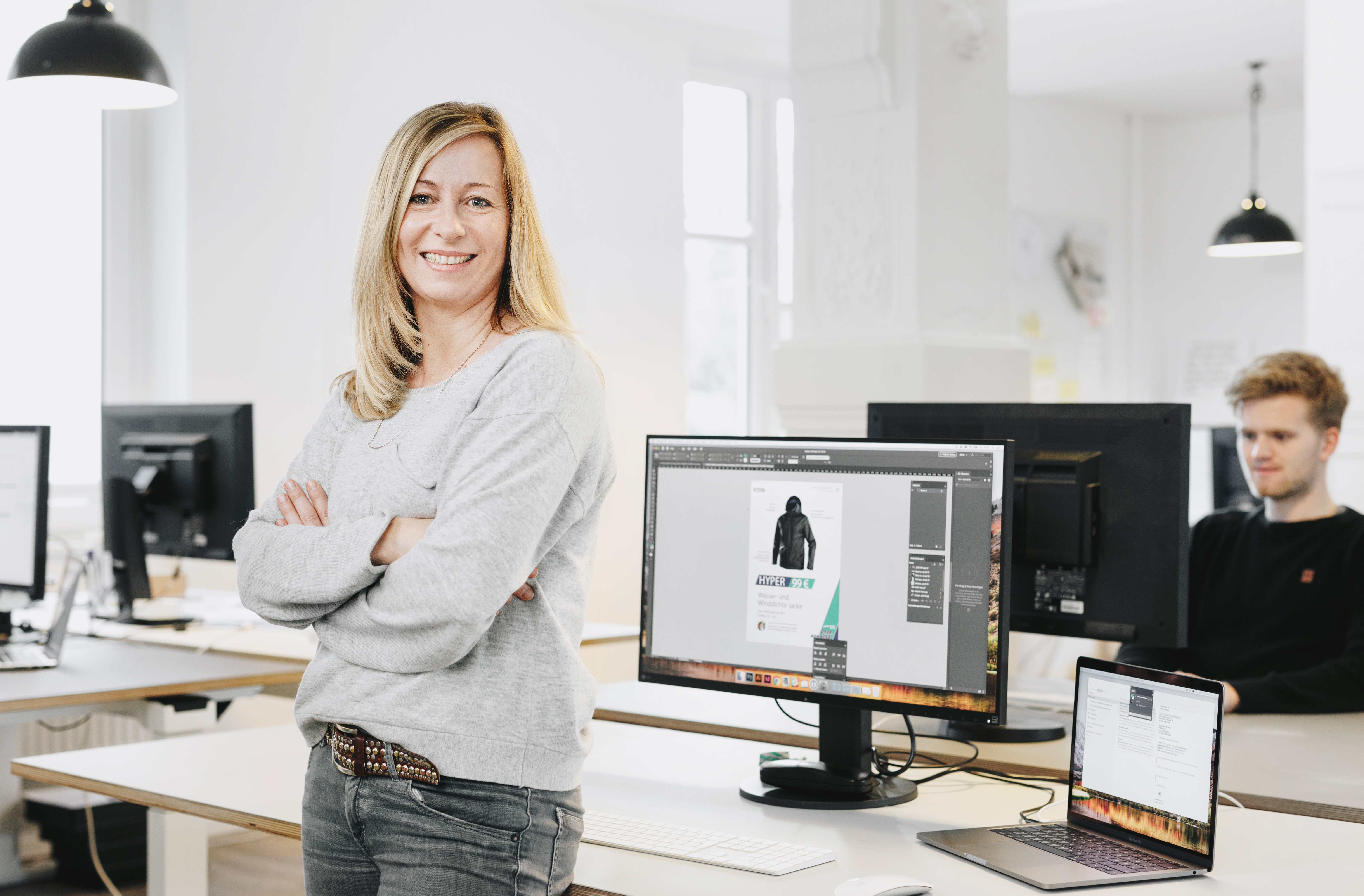 Porträt einer Mitarbeiterin von visuellverstehen in den modernen Büroräumen der Agentur.