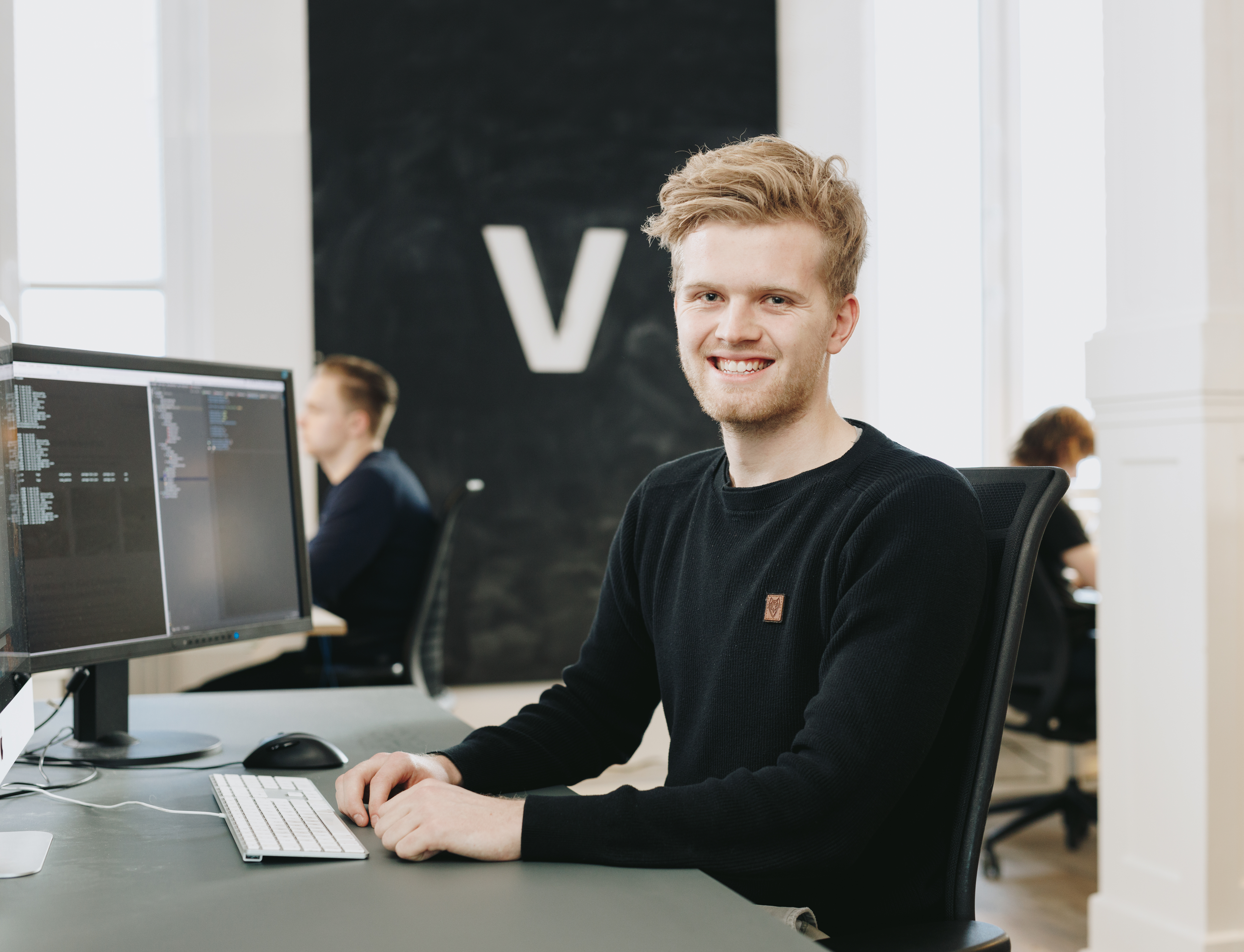 Porträt eines Mitarbeiters von visuellverstehen in den modernen Büroräumen der Digitalagentur.