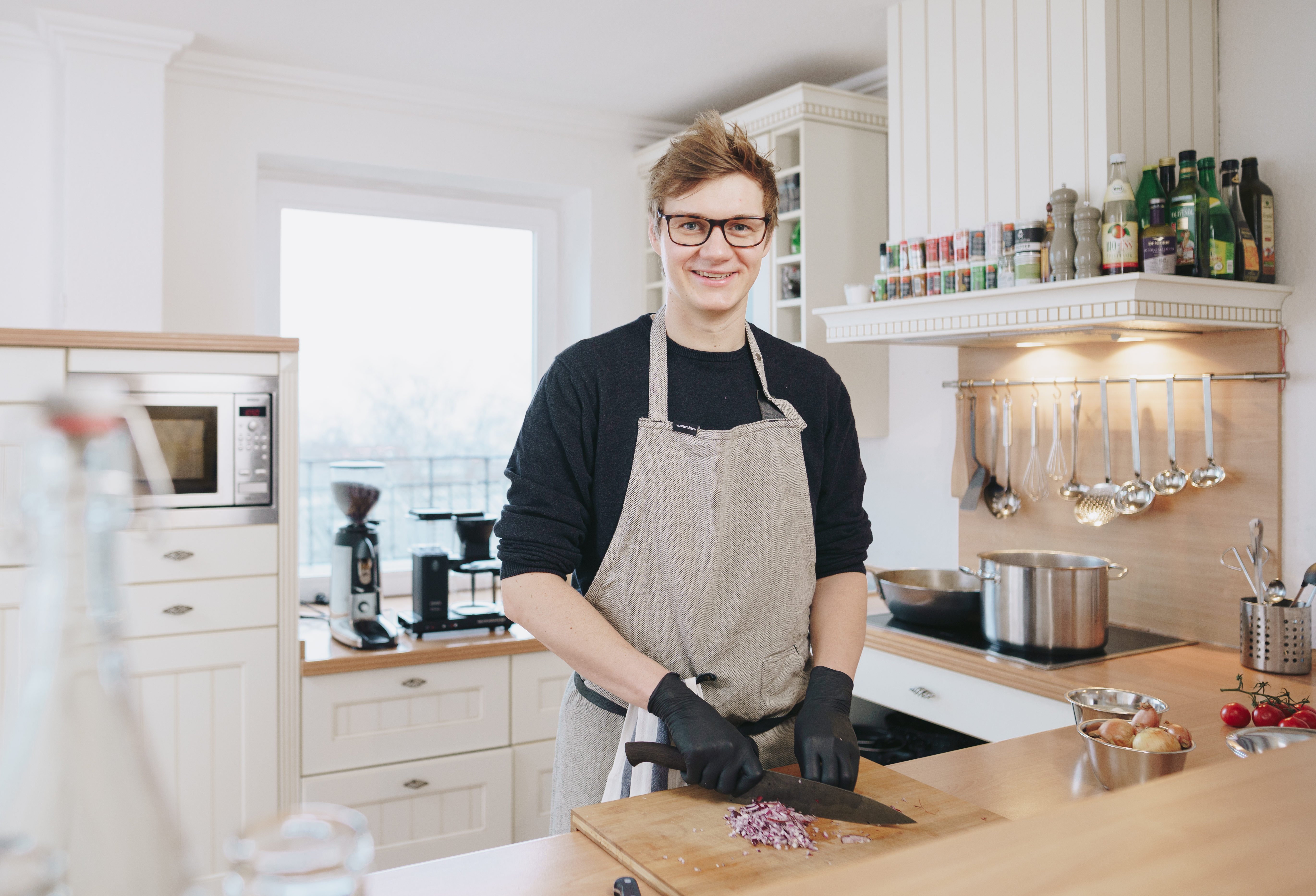 Porträt eines Kochs und Hausmeisters von visuellverstehen in der Küche der Digitalagentur.