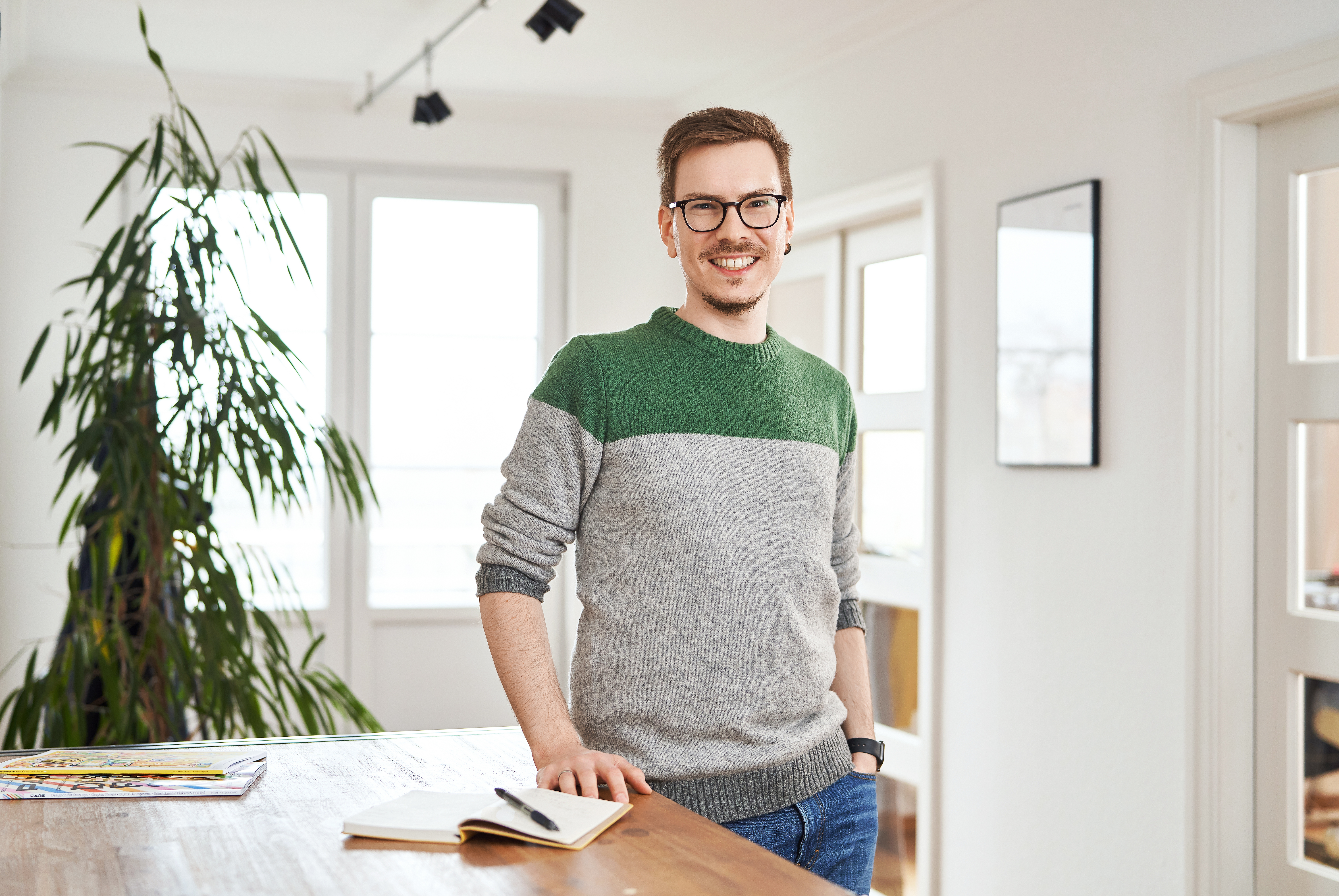 Porträt eines Mitarbeiters von visuellverstehen in den modernen Büroräumen der Digitalagentur.
