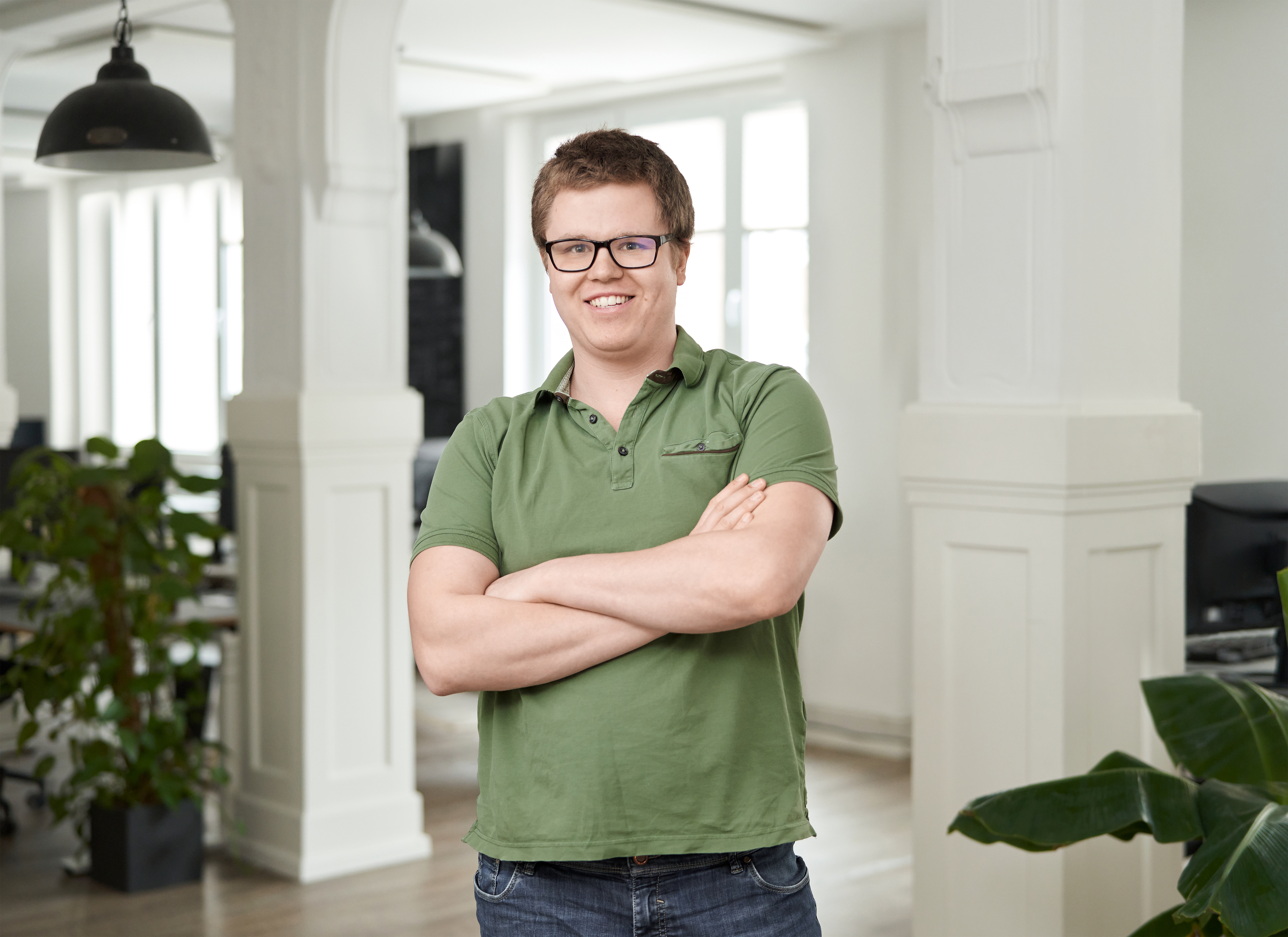 Porträt eines Mitarbeiters von visuellverstehen in den modernen Büroräumen der Digitalagentur.